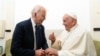 Paus Fransiskus dan Presiden AS Joe Biden bertemu saat keduanya menghadiri KTT G7 di Savelletri, Italia, pada 14 Juni 2024. (Foto: Vatican Media/­Handout via Reuters)