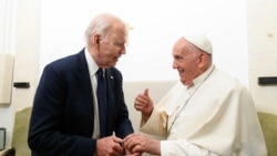 Paus Fransiskus dan Presiden AS Joe Biden bertemu saat keduanya menghadiri KTT G7 di Savelletri, Italia, pada 14 Juni 2024. (Foto: Vatican Media/­Handout via Reuters)