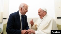 Papa Françesku dhe presidenti Biden duke u takuar gjatë takimit të nivelit të lartë të G7-ës (14 qershor 2024)