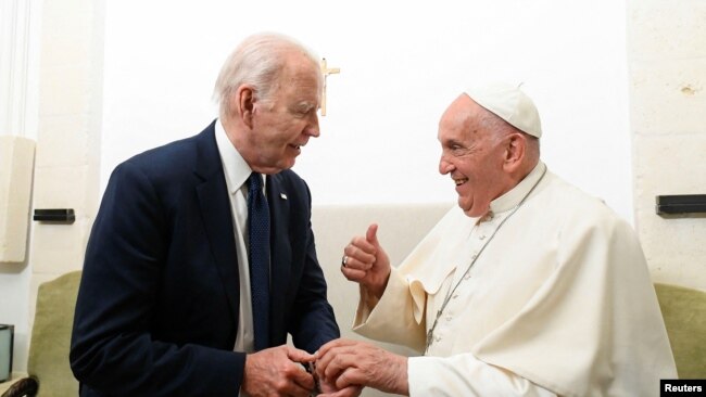 Papa Françesku dhe presidenti Biden duke u takuar gjatë takimit të nivelit të lartë të G7-ës (14 qershor 2024)