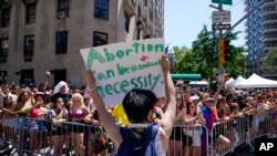 Активисти за правото на абортус, како и оние што се против, викендов протестираа низ повеќе градови на САД