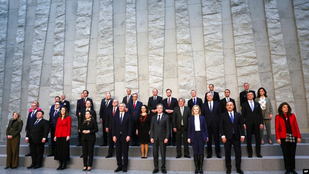 2022年4月7日，在布鲁塞尔的北约总部，北约秘书长斯托尔滕贝格(前排中左)和美国国务卿布林肯(前排中右)与参加北约外长会议的各国外长合影。（美联社）(photo:VOA)