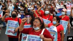 Miembros del sector educativo y de la construcción que simpatizan con el presidente Pedro Castillo le exigen al mandatario cerrar el Congreso, durante una marcha en la Plaza 2 de Mayo, el jueves 7 de abril de 2022, en Lima, Perú.