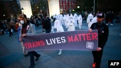 "Il est prouvé que ce type de lois stigmatisent et mettent en danger le bien-être d'enfants transgenres", affirme l'exécutif américain.