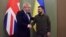Kyiv မြို့မှာ တွေ့ဆုံနေတဲ့ ဗြိတိန်ဝန်ကြီးချုပ် Boris Johnson နဲ့ ယူကရိန်းသမ္မတ Volodymyr Zelenskyy. (ဧပြီ ၉၊ ၂၀၂၂)