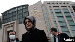 2018년 터키에서 피살된 사우디 언론인 자말 카쇼기 씨 약혼녀 하티제 젠기스(가운데) 씨가 7일 이스탄불 카글라얀 법정을 나서고 있다.