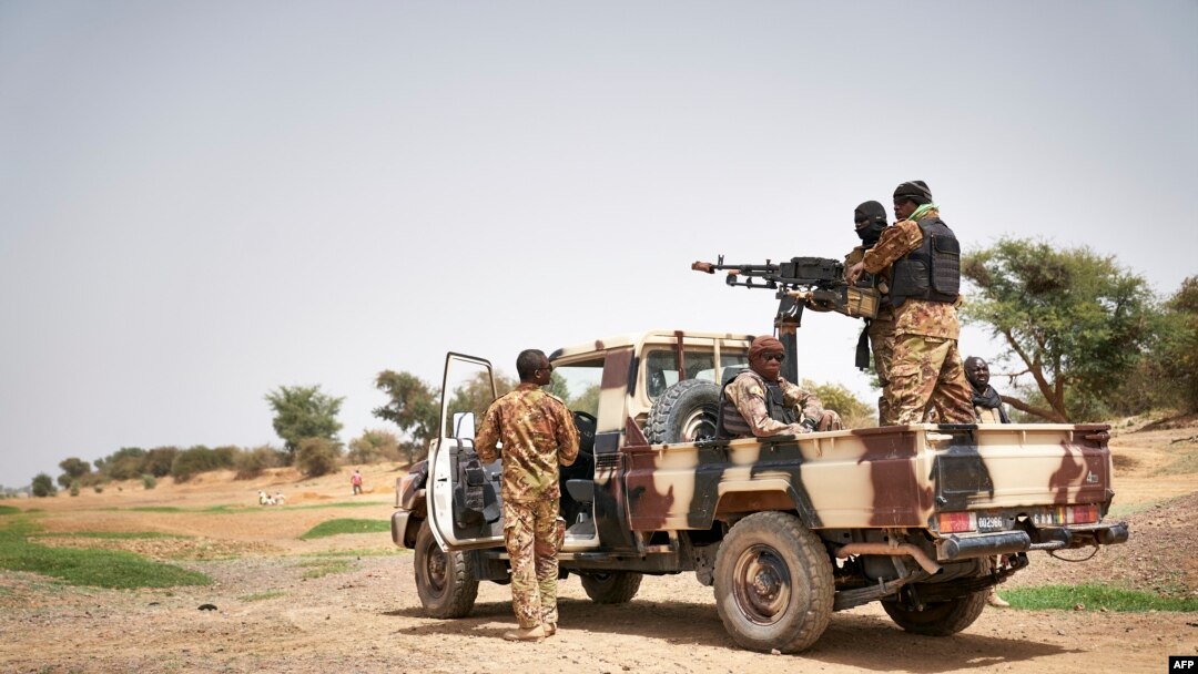 Tentara Mali berpatroli di daerah di sebelah sungai Djenne di Mali tengah pada 28 Februari 2020. (Foto: AFP)