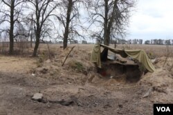 A tent presumably left by Russian troops after a battle in the Kyiv region of Ukraine, April 6, 2022. (Heather Murdock/VOA)