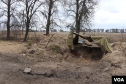 Una tienda de campaña que presuntamente dejaron las tropas rusas después de una batalla en la región de Kiev en Ucrania, el 6 de abril de 2022. [Heather Murdock/VOA]