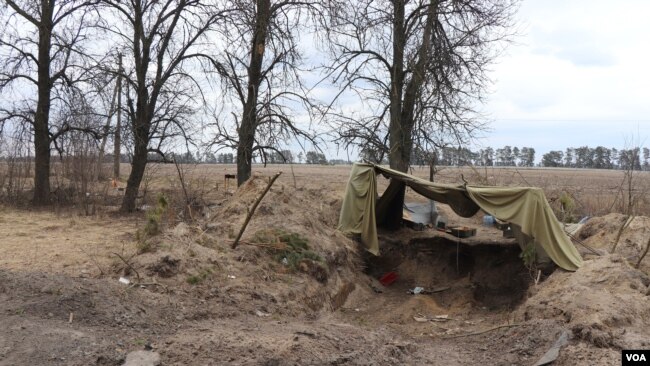 顯然是在基輔地區交戰後退走的俄軍留下的一座帳篷。 (美國之音希瑟·默多克拍攝)