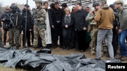 歐盟委員會主席馮德萊恩、歐盟外交和安全政策高級代表博雷爾和斯洛伐克總理黑格視察烏克蘭布哈鎮。他們站在從亂葬坑中挖掘出來的屍體旁邊悼念死者。（2022年4月8日）