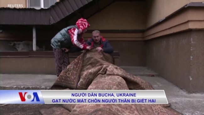 Người dân Bucha, Ukraine gạt nước mắt chôn người thân bị giết hại 