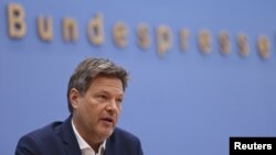 Menteri Ekonomi dan Perubahan Iklim Jerman, Robert Habeck dalam konferensi pers di Berlin, 6 April 2022. (REUTERS/Christian Mang)