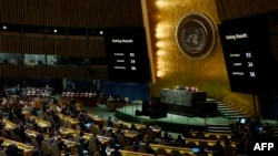 Bảng hiển thị kết quả thông qua nghị quyết trong cuộc biểu quyết của Đại hội đồng Liên Hợp Quốc về dự thảo nghị quyết tìm cách đình chỉ Nga khỏi Hội đồng Nhân quyền LHQ tại Thành phố New York, ngày 7 tháng 4 năm 2022.