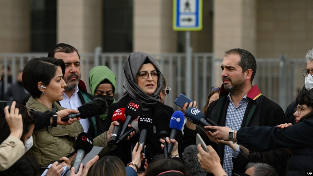 Hatice Cengiz, tunangan dari jurnalis Jamal Khashoggi, menjawab pertanyaan dari para jurnalis setelah pengadilan memutuskan untuk menunda persidangan pembunuhan Khashoggi yang melibatkan 26 tersangka, di Istanbul, Turki, pada 7 April 2022. (AFP/Ozan Kose)