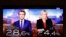 Una pantalla de televisión muestra los resultados electorales con los dos candidatos para la segunda vuelta en las elecciones presidenciales francesas de 2022, el presidente francés Emmanuel Macron y Marine Le Pen, líder de la Agrupación Nacional de extrema derecha francesa.