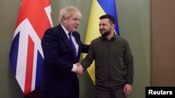 Tổng thống Ukraine Volodymyr Zelenskyy và Thủ tướng Anh Boris Johnson bắt tay trước cuộc họp khi ông Johnson đến thăm thủ đô Kyiv, Ukraine ngày 9 tháng 4 năm 2022. Ảnh do Ban Báo chí của Tổng thống Ukraine cung cấp.