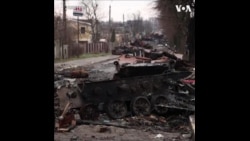 散落在基辅街道上被摧毁的俄罗斯坦克