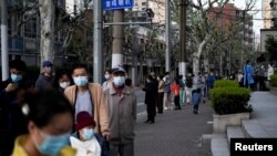 Warga antre untuk tes COVID-19 di tengah kuncitara (lockdown) penyebaran virus corona di Shanghai, China, 9 April 2022. (Foto: Aly Song/Reuters)

