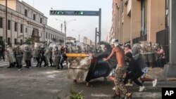 Manifestantes chocan con la policía en una calle de Lima, Perú, el martes 5 de abril de 2022.