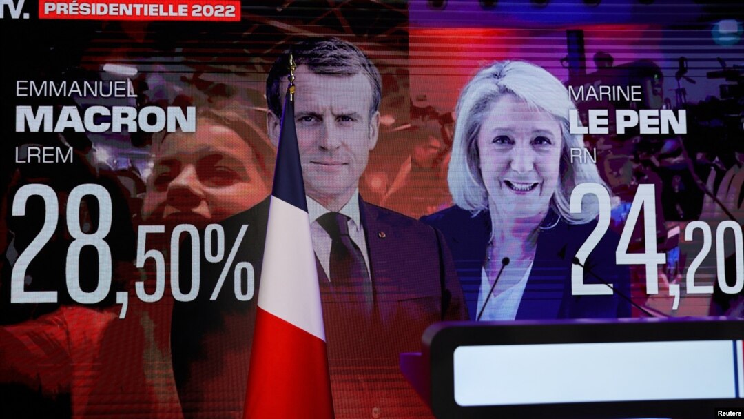 Izborni rezultati na ekranu u izbornom štabu Marin Le Pen u Parizu, 10. aprila 2022. 