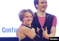 Katerina Tikhonova (kiri), putri Presiden Rusia Vladimir Putin, menari dengan Ivan Klimov selama Kompetisi Akrobatik Rock'n'Roll Piala Dunia di Krakow, Polandia, pada 12 April 2014. (Foto: Reuters)