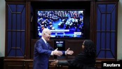 El presidente de EE. UU., Joe Biden, saluda a la jueza Ketanji Brown Jackson, mientras observan la votación completa del Senado sobre la confirmación de Jackson. el 7 de abril de 2022.