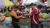 Nicaraguenses en el populoso mercado oriental, en Managua. [Foto: VOA]