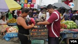 Nicaraguenses en el populoso mercado oriental, en Managua. [Foto: VOA]