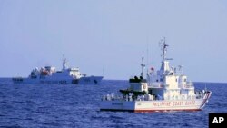 2022年3月2日，在菲律宾西北部的三描礼士省以西124海里的巴约德马辛罗克，一艘中国海警船在菲律宾海岸警卫队巡逻时靠近一艘菲律宾海岸警卫队船。