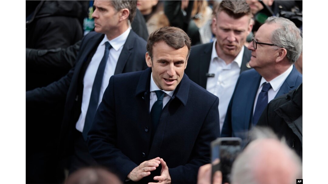 El actual presidente francés, Emmanuel Macron, y candidato centrista a la reelección, habla con sus seguidores durante su visita a Spezet, Bretaña, el martes 5 de abril de 2022.