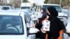 Cegah Warga Ngebut Untuk Berbuka, Sukarelawan Saudi Bagikan Takjil
