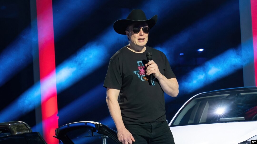 CEO Tesla Motors Elon Musk berbicara di pesta pembukaan pabrikan Tesla Giga Texas 'Cyber Rodeo' pada 7 April 2022 di Austin, Texas. (Foto: AFP)