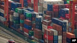 Se observan contenedores de envío en el puerto de Kwai Tsing, en Hong Kong, el 5 de noviembre de 2021.
