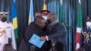 ARCHIVES - Le président Félix Tshisekedi (à dr.) et l'ex-président kenyan, Uhuru Kenyatta après la signature de l'adhésion de la RDC à la Communauté des États de l'Afrique de l'Est (CEA), à Nairobi, au Kenya, le 8 avril 2022.