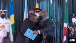 Les présidents Uhuru Kenyatta du Kenya et Felix Tshisekedi de la RDC, après avoir signé un traité intégrant la RDC dans le bloc commercial de l'Afrique de l'Est à State House, à Nairobi, le 8 avril 2022