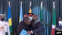 Perezida Félix Tshisekedi aramukanya na Perezida Uhuru Kenyatta, mu nama ya EAC kuri RDC, i Nairobi, Kenya, kw'itariki 8/04/2022.