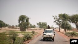 ARCHIVES - Des troupes de l'armée malienne patrouillent sur la route entre Mopti et Djenne, dans le centre du Mali, le 28 février 2020. 