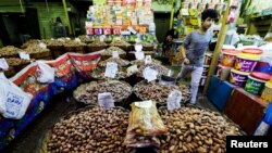 Seorang penjual menunggu pelanggan di kios kurmanya menjelang bulan suci Ramadan, di Kairo, Mesir, 31 Maret 2022. (REUTERS/Mohamed Abd El Ghany)