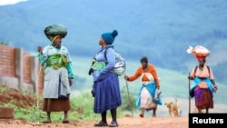 ARCHIVES - Des femmes rentrent du champs dans le village de Tshakhuma, dans la province de Limpopo, en Afrique du Sud, le 9 avril 2022.