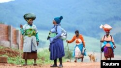 ARCHIVES - Des femmes rentrent du champs dans le village de Tshakhuma, dans la province de Limpopo, en Afrique du Sud, le 9 avril 2022.