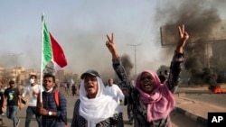 Des manifestants soudanais participent à un rassemblement contre le régime militaire à l'occasion de l'anniversaire des précédents soulèvements populaires, à Khartoum, au Soudan, le 6 avril 2022.