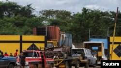 Vehículos que transportan chatarra esperan fuera de un centro de acopio para descargar, en Guanta, Venezuela, el 20 de diciembre de 2021.