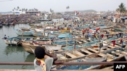 资料照：2008年2月4日，加纳海岸角附近的埃尔米纳城堡脚下的渔港。（法新社）