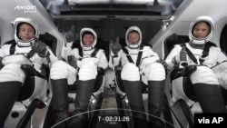 Esta foto proporcionada por SpaceX muestra a la tripulación de SpaceX sentada en la nave espacial Dragon en Cabo Cañaveral, Florida, el 8 de abril de 2022.