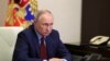 El presidente ruso, Vladimir Putin, preside una reunión sobre las industrias agrícola y pesquera del país a través de un enlace de video en una residencia en las afueras de Moscú, Rusia, 5 de abril de 2022.