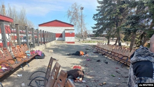 Cadáveres cerca del equipaje después de un ataque con misiles en una estación de tren en Kramatorsk. Ministerio Defensa de Ucrania/ REUTERS