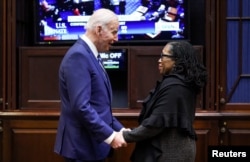 Presiden AS Joe Biden mengucapkan selamat kepada Ketanji Brown Jackson di Gedung Putih, usai pemungutan suara di Senat AS yang mengkonfirmasi nominasinya sebagai Hakim Agung AS, Kamis (7/4).