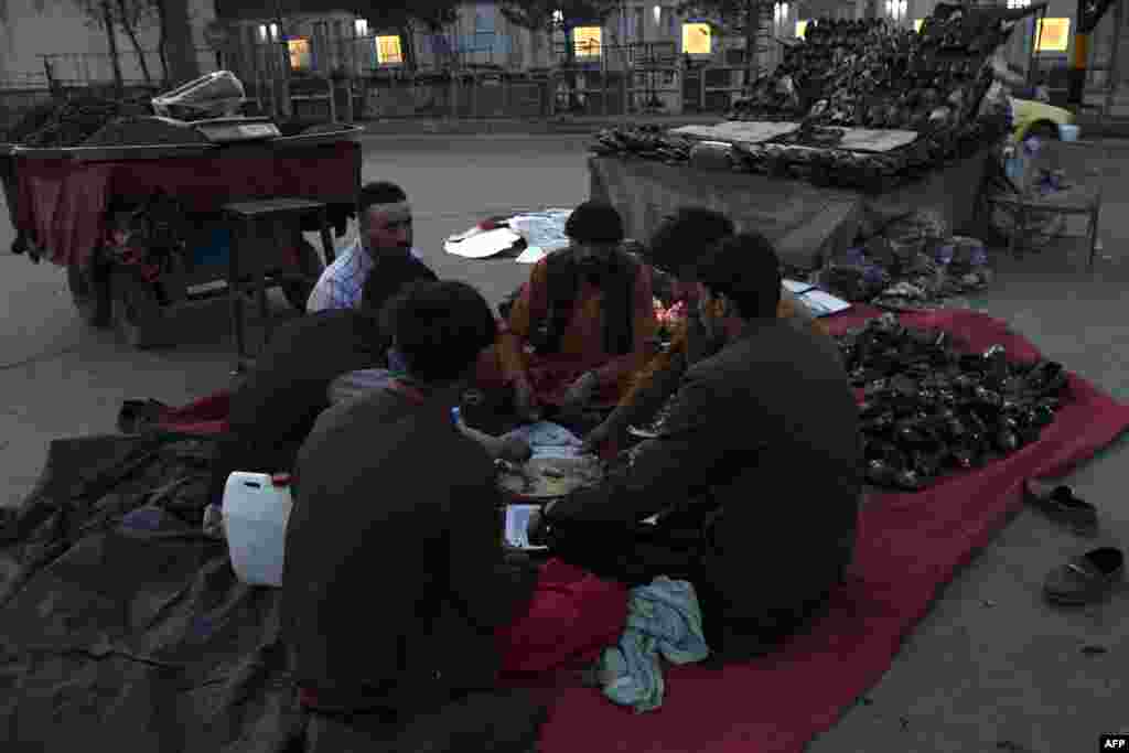 Sotuvchilar iftorlik qilmoqda. Kobul.&nbsp;