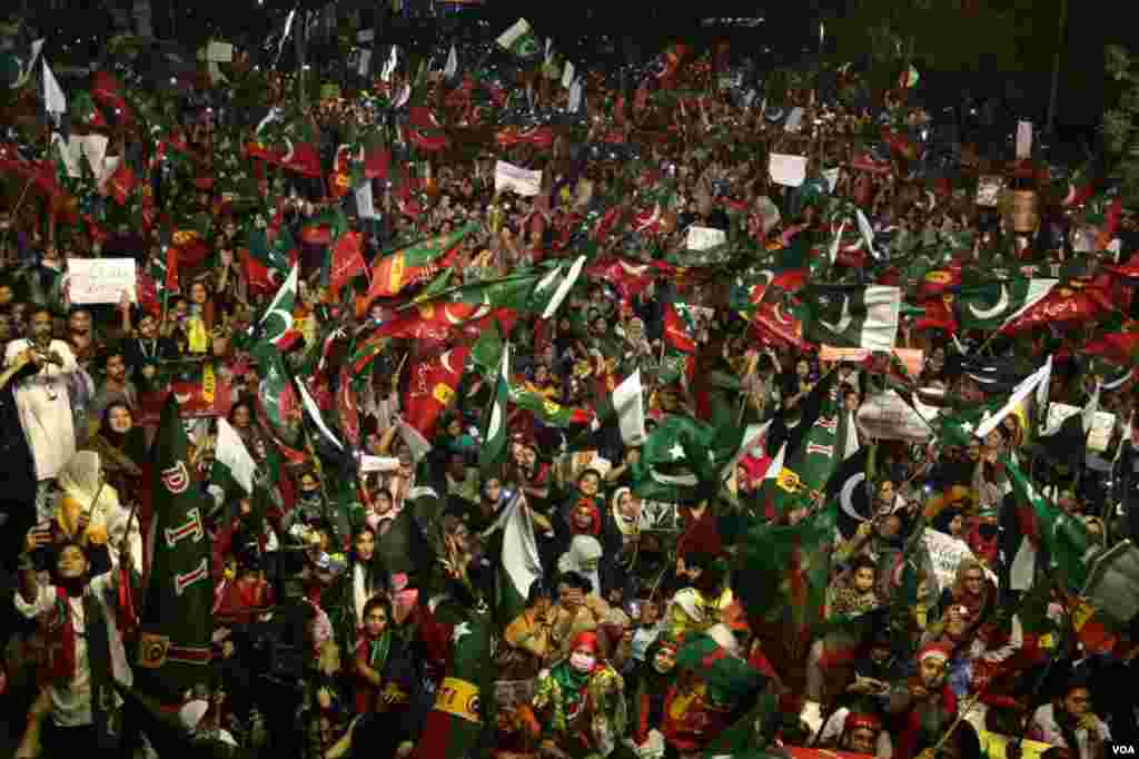 ملک کے سب سے بڑے شہر کراچی میں پاکستان تحریک انصاف کے حامیوں نے احتجاجی ریلی نکالی۔ جس میں بچوں اور خواتین سمیت بڑی تعداد میں لوگوں نے شرکت کی۔